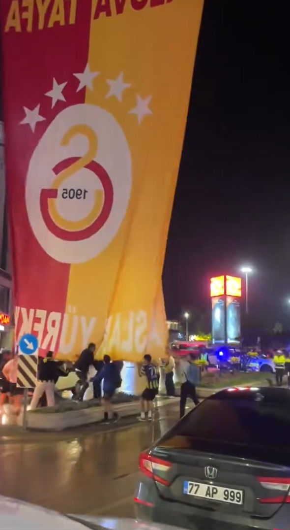 Yalova’da Galatasaray bayraklarına saldıran 3 Fenerbahçe taraftarına gözaltı 