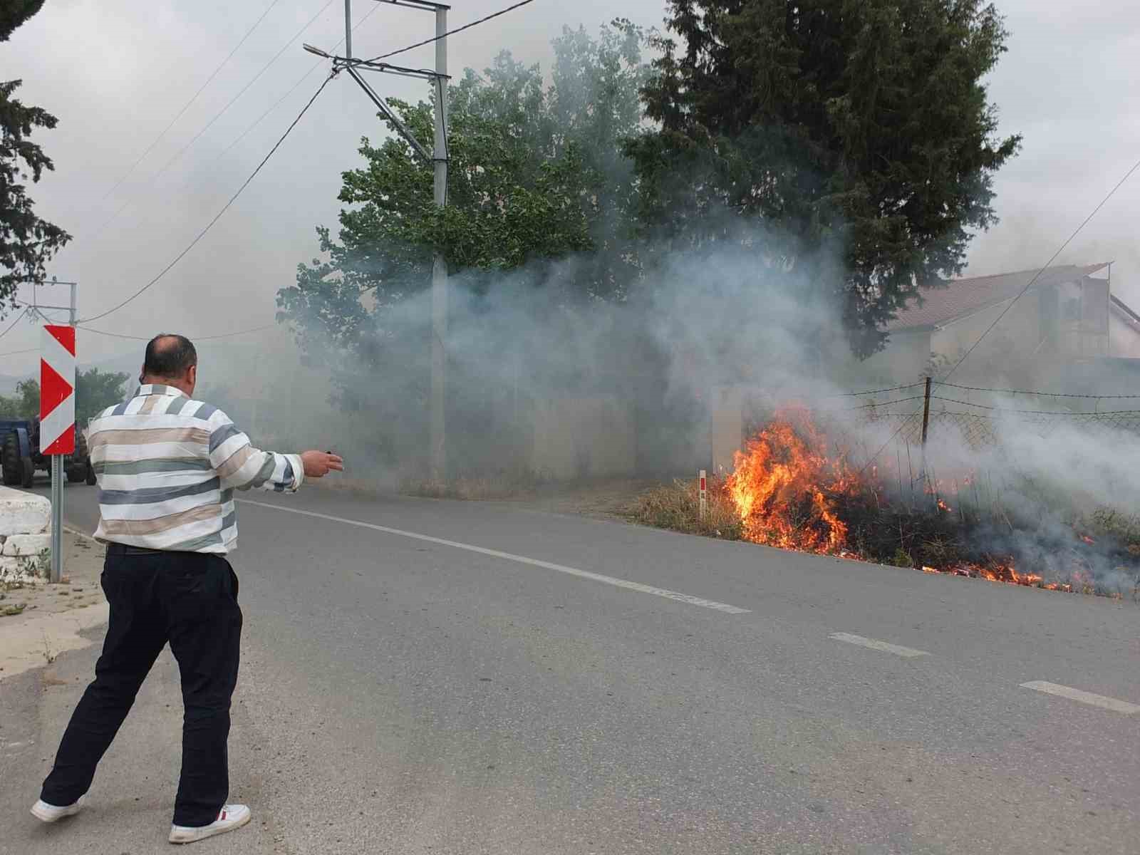 Burhaniye’de ot yangını korkuttu 