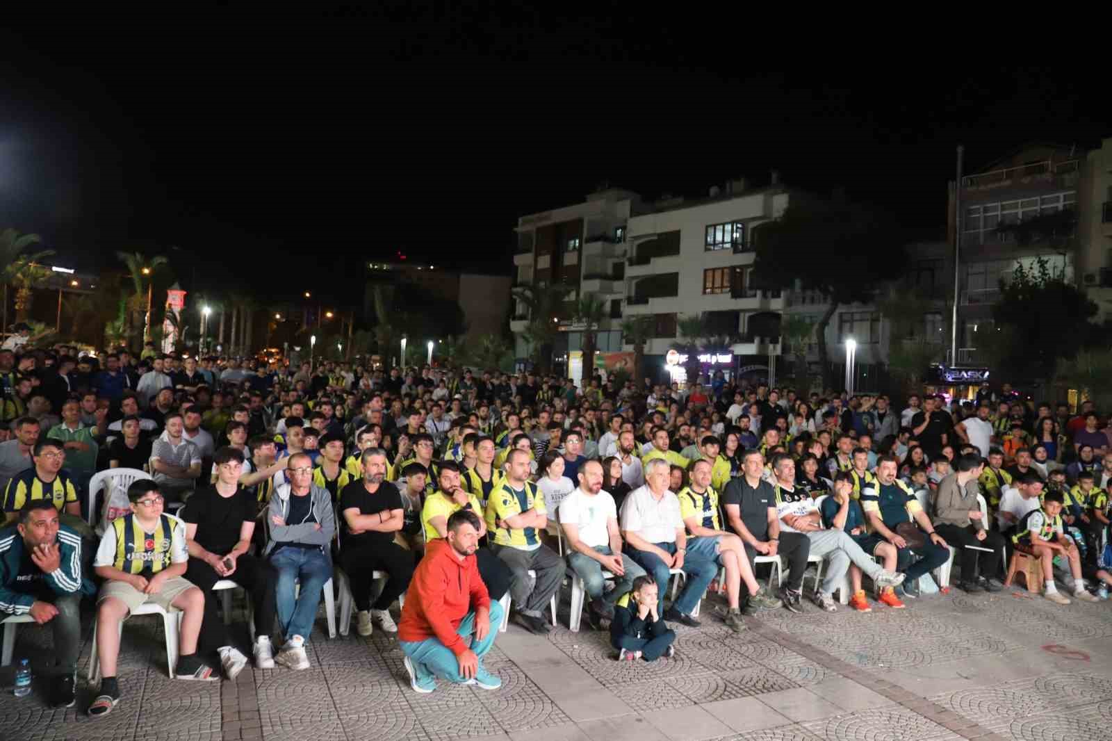 Turgutlu’da Fenerbahçe Beko’nun tarihi zaferi dev ekranda izlendi 