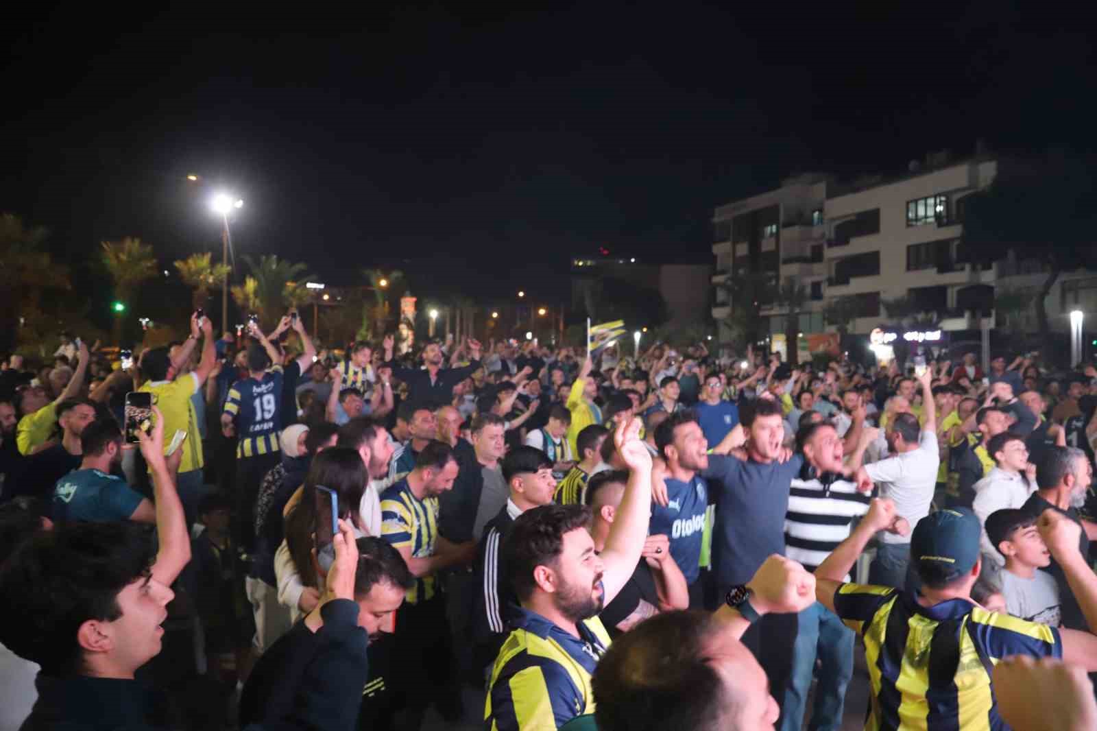 Turgutlu’da Fenerbahçe Beko’nun tarihi zaferi dev ekranda izlendi 
