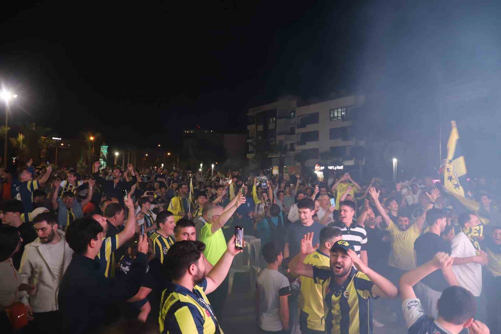 Turgutlu’da Fenerbahçe Beko’nun tarihi zaferi dev ekranda izlendi 
