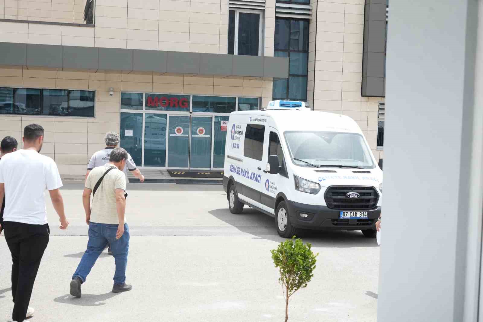 Babasının bıçaklayarak öldürdüğü gencin cenazesi morgdan alındı 