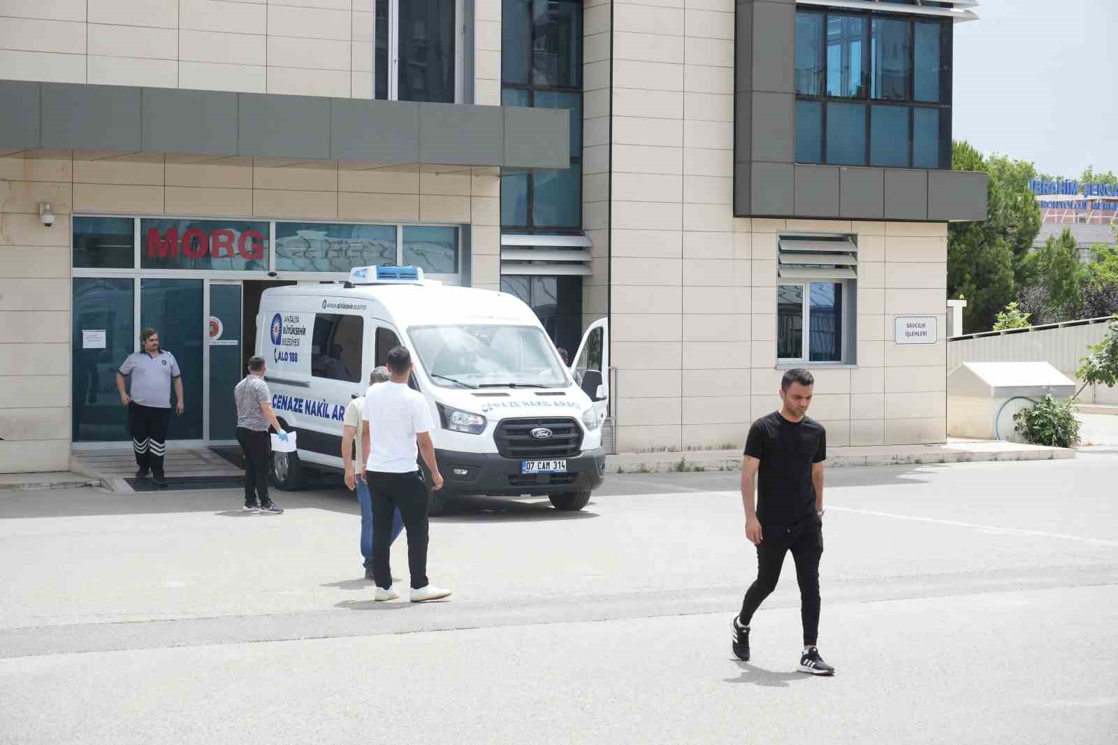 Babasının bıçaklayarak öldürdüğü gencin cenazesi morgdan alındı 