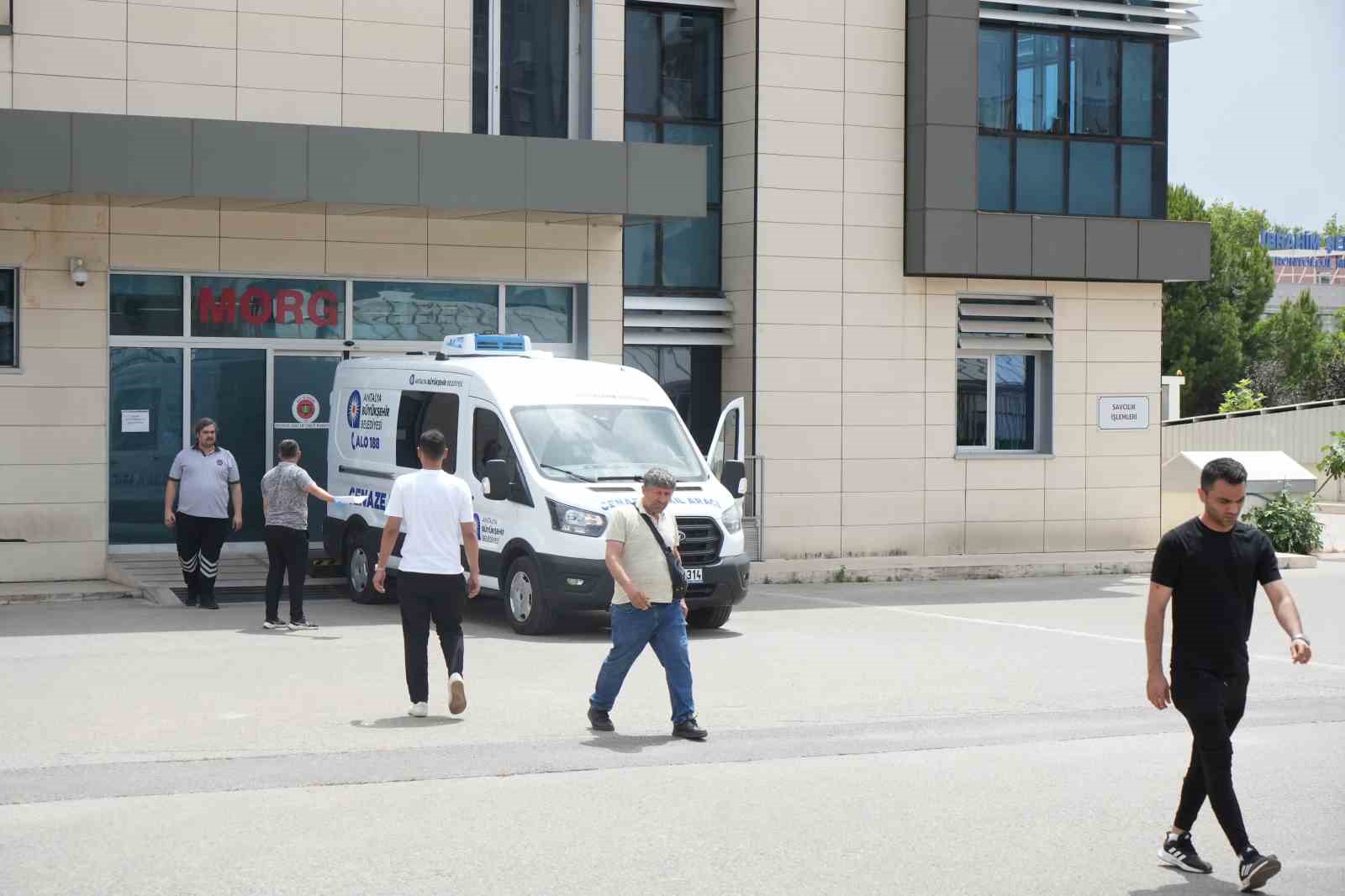 Babasının bıçaklayarak öldürdüğü gencin cenazesi morgdan alındı 