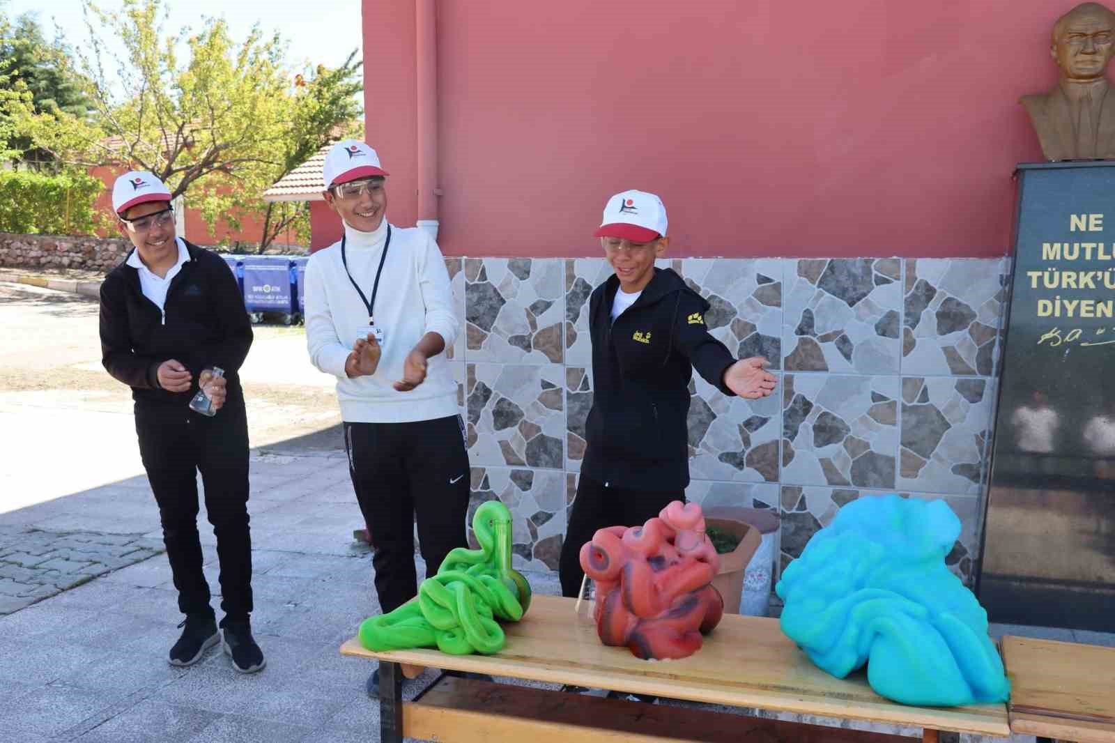 Çorum’da öğrencilerden köy okulunda bilim fuarı 