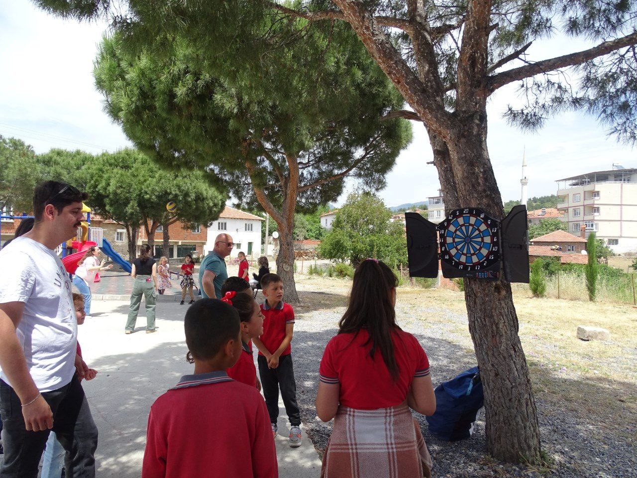 Balıkesir Üniversitesi öğrencilerinden köy okuluna anlamlı dokunuş 