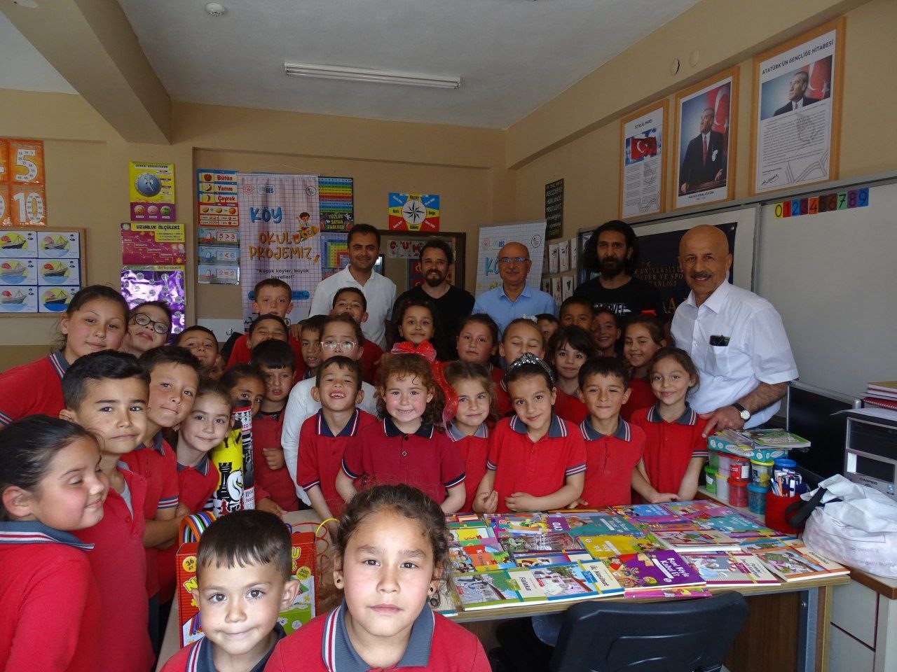 Balıkesir Üniversitesi öğrencilerinden köy okuluna anlamlı dokunuş 