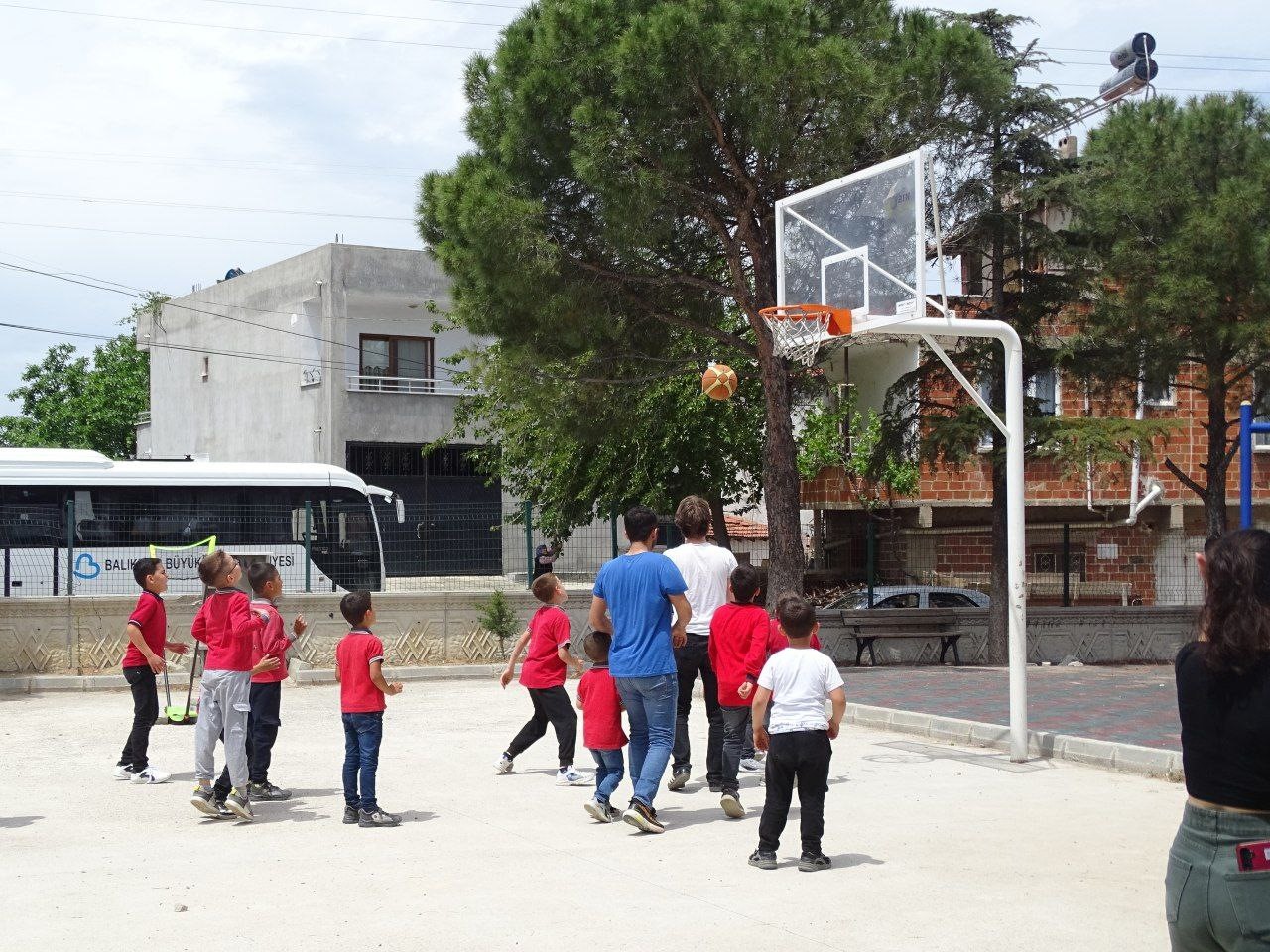 Balıkesir Üniversitesi öğrencilerinden köy okuluna anlamlı dokunuş 