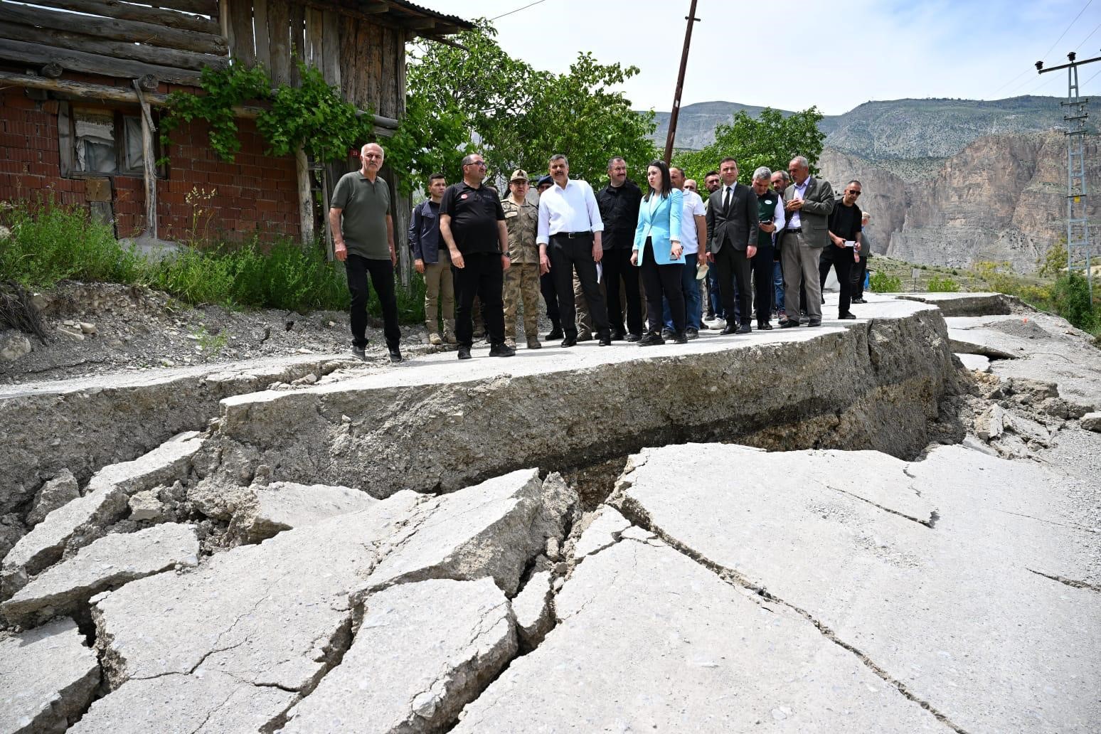 Vali Çiftçi, heyelan bölgesinde incelemelerde bulundu 