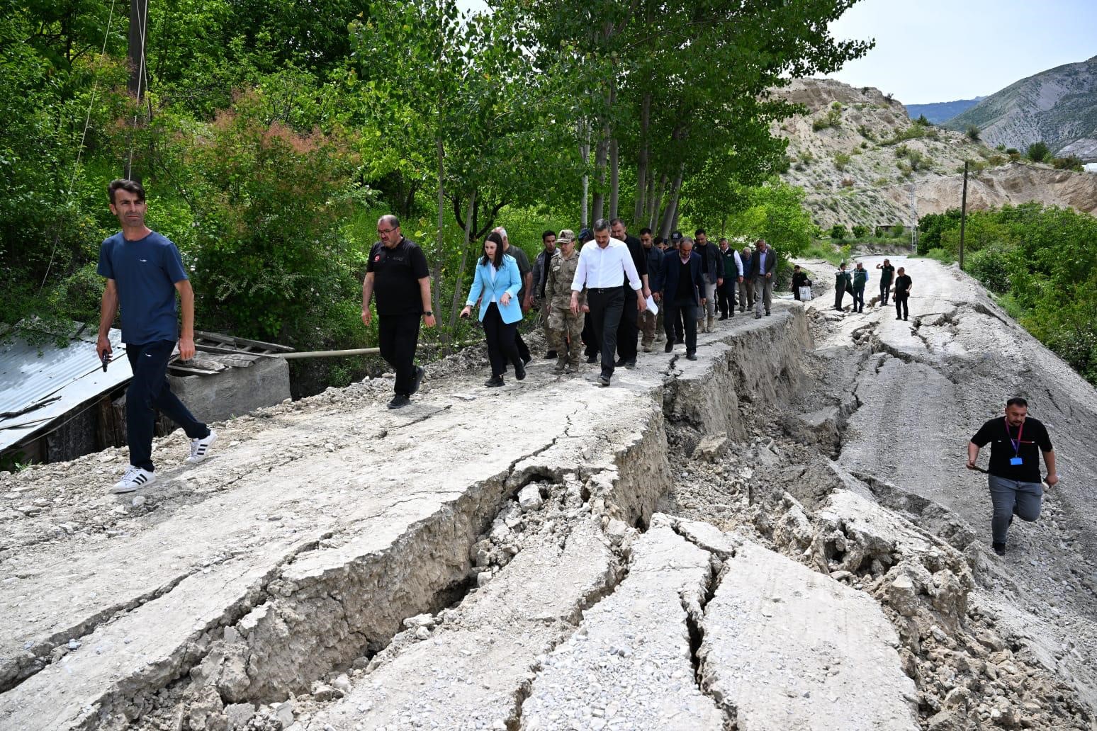 Vali Çiftçi, heyelan bölgesinde incelemelerde bulundu 