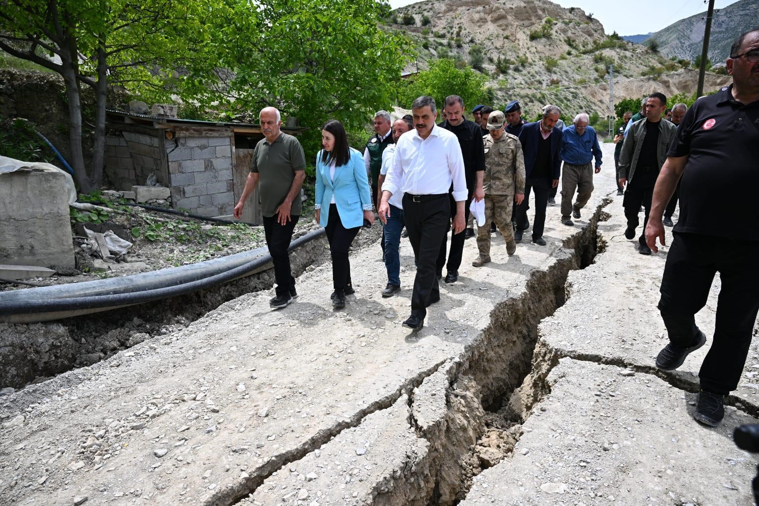 Vali Çiftçi, heyelan bölgesinde incelemelerde bulundu 