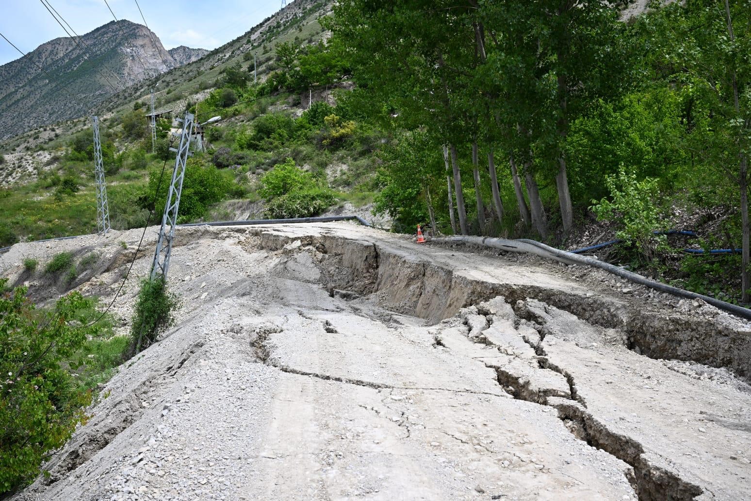 Vali Çiftçi, heyelan bölgesinde incelemelerde bulundu 
