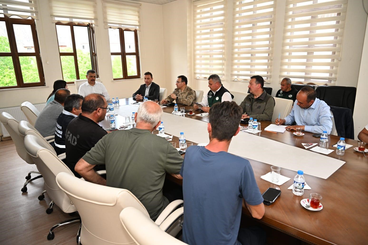 Vali Çiftçi, heyelan bölgesinde incelemelerde bulundu 