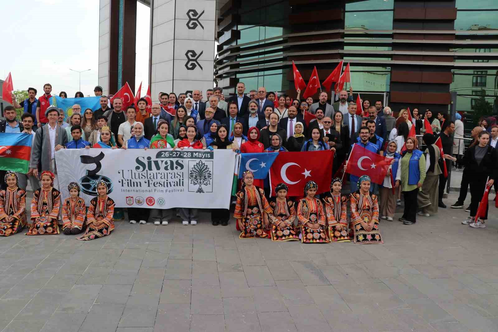 Sivas Uluslararası Film Festivali, kortej yürüyüşü ile başladı 
