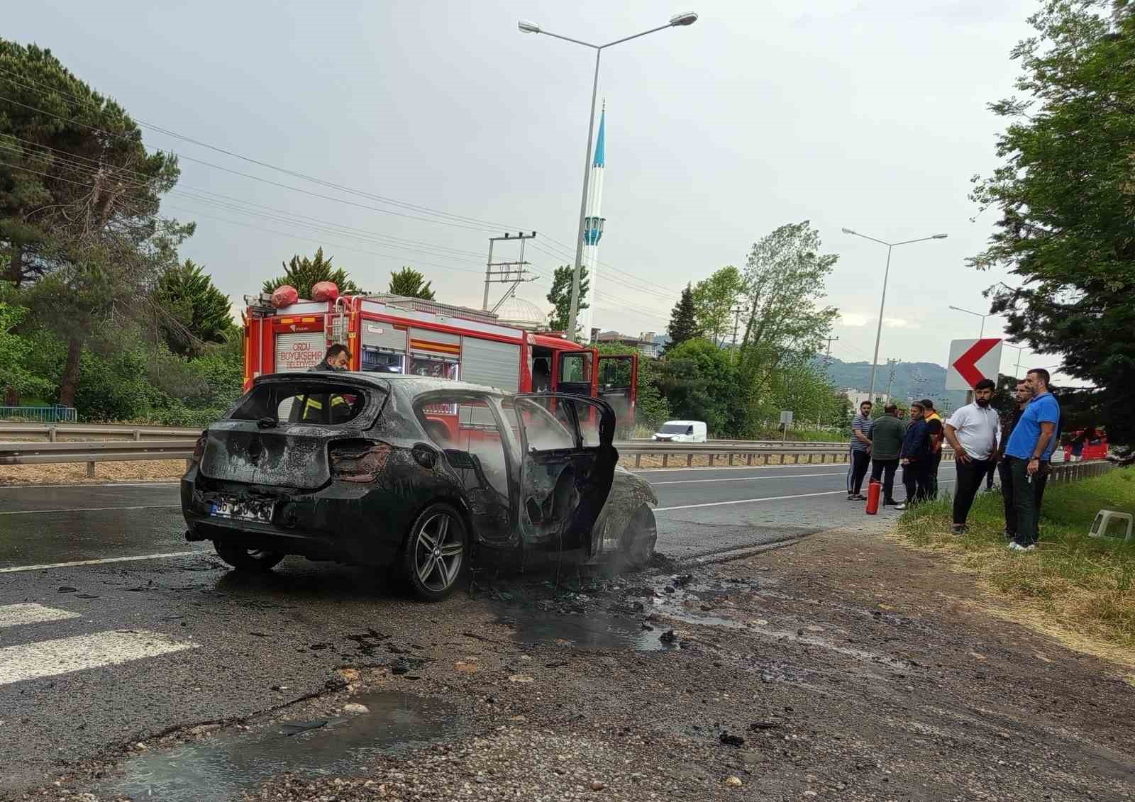 Ordu’da seyir halindeki otomobilde yangın çıktı 