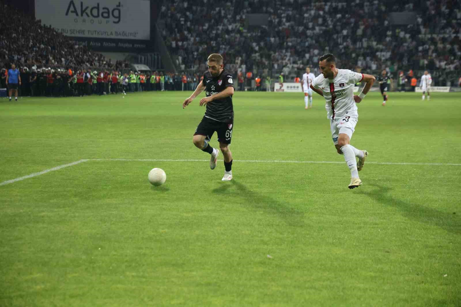 Elazığspor - Vanspor FK maçı yarıda kaldı! maç tatil edildi işte nedeni.