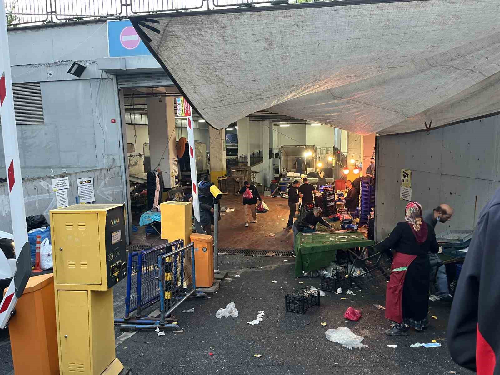 Kapalı pazar yeri havalandırmasına biber gazı sıkıp kaçtı 
