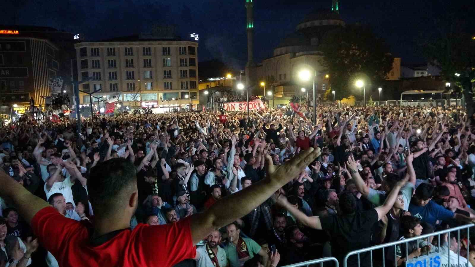 Elazığspor - Vanspor maçının tatil edilmesi Van’da coşkuyla karşılandı!