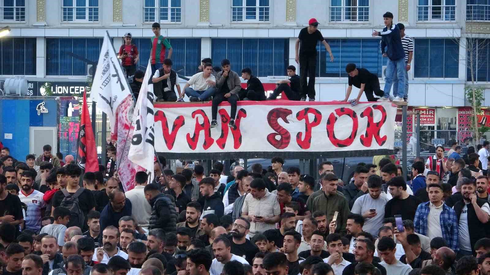 Elazığspor - Vanspor maçının tatil edilmesi Van’da sevinçle karşılandı 