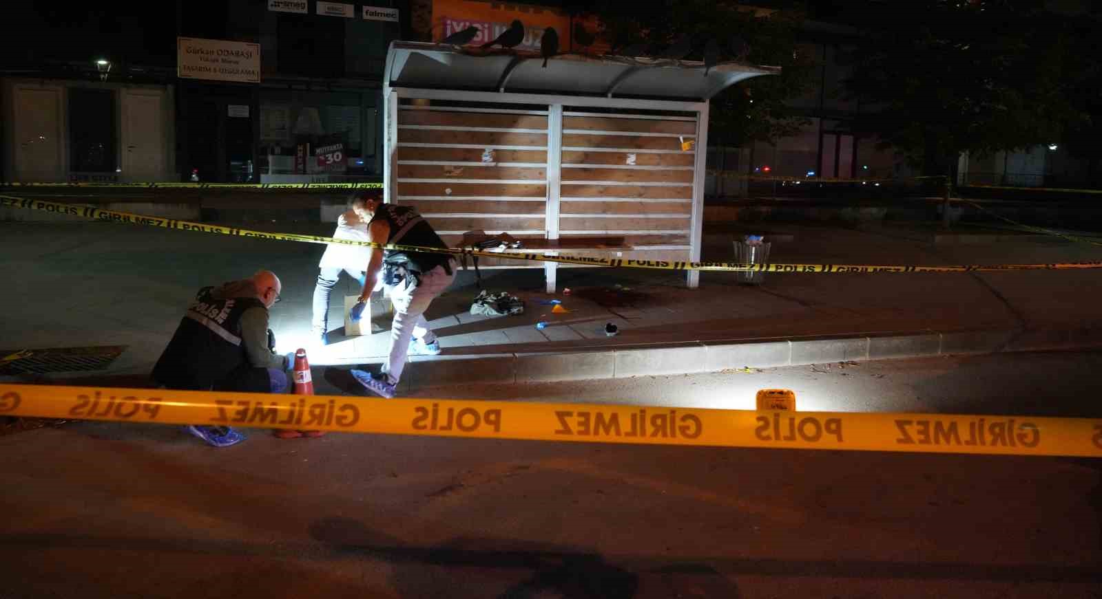 Emekli polis memurundan otobüs durağında intihar!
