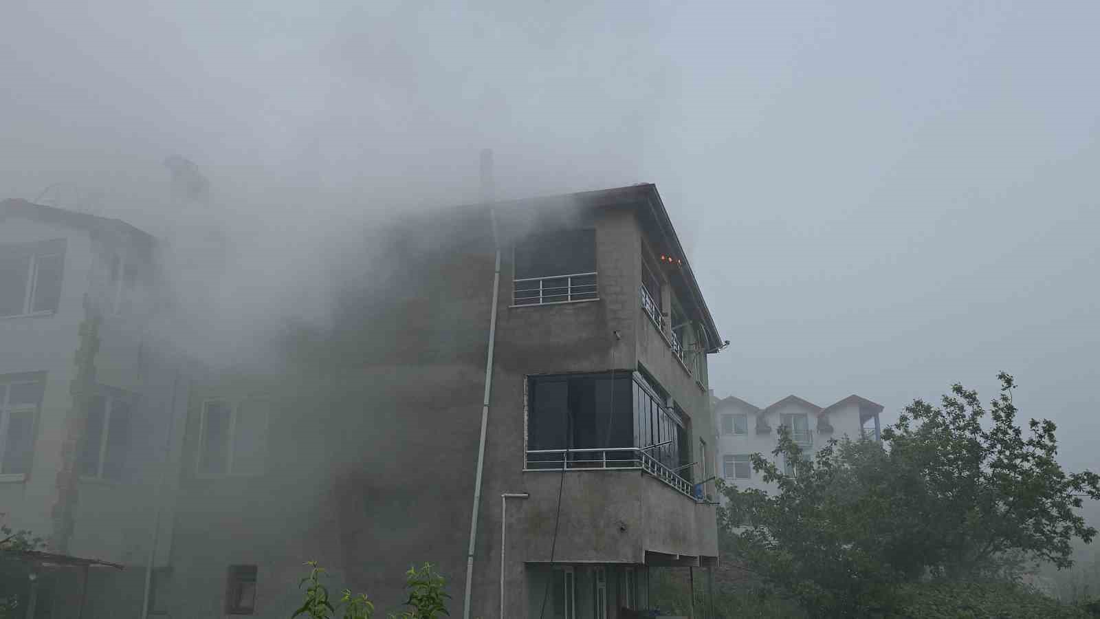 Apartmanın çatısında çıkan yangın paniğe neden oldu 