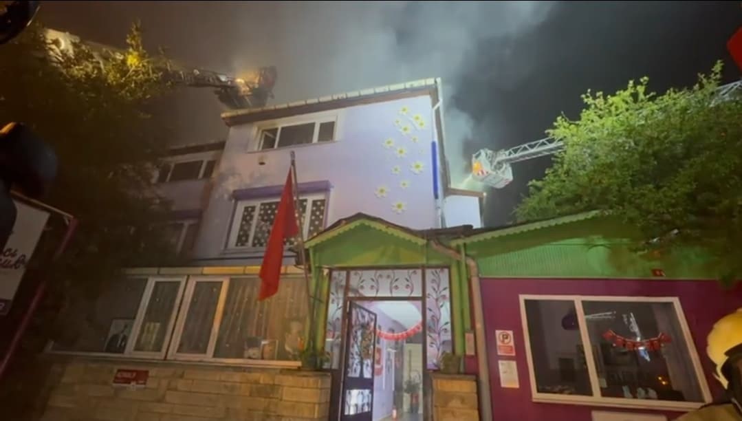 Sarıyer’de anaokulunda başlayan yangın yan binaya sıçradı: 2 kişi dumandan etkilendi 