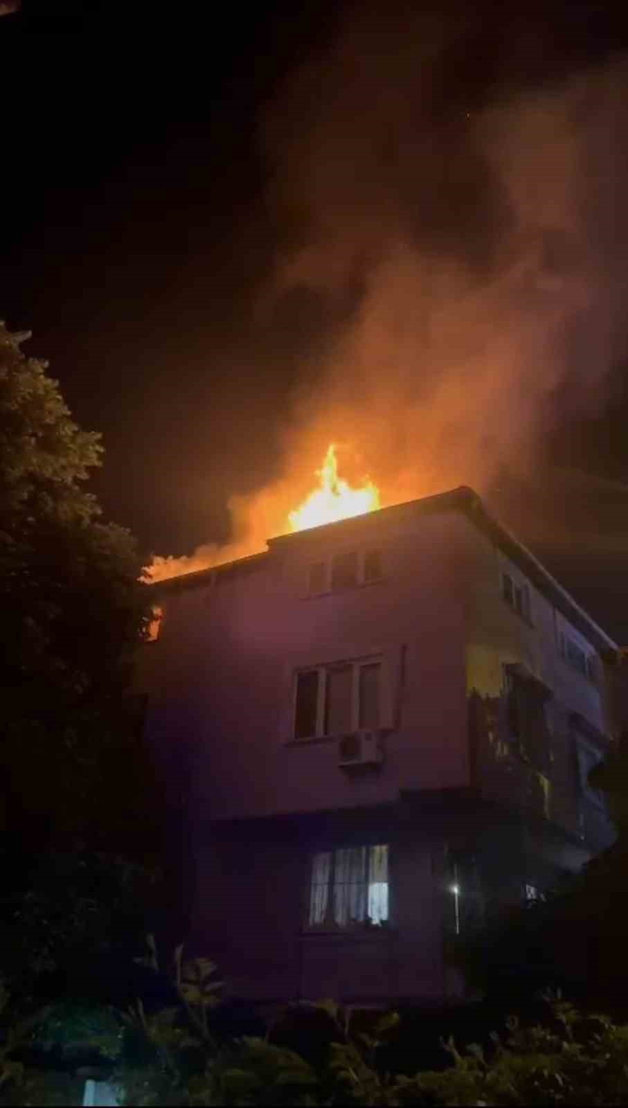 Sarıyer’de anaokulunda başlayan yangın yan binaya sıçradı: 2 kişi dumandan etkilendi 