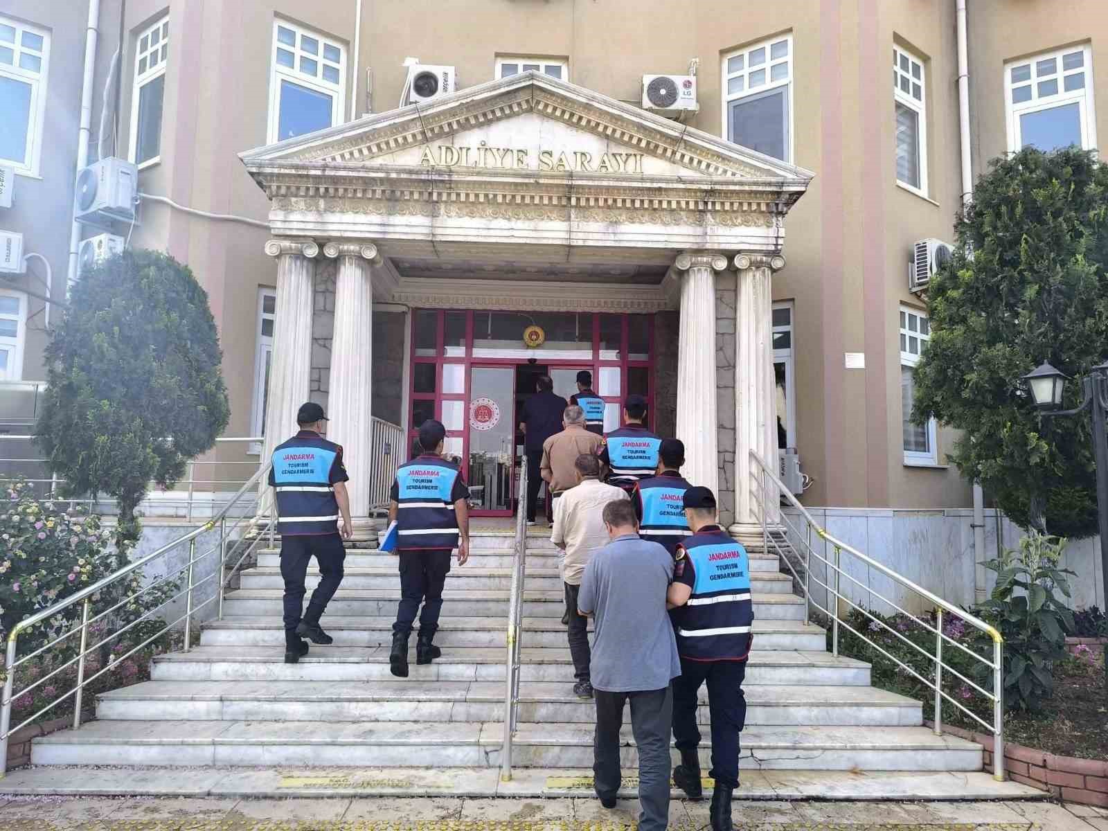 Sit alanında kazı yapan 4 kaçak defineci suçüstü yakalandı
