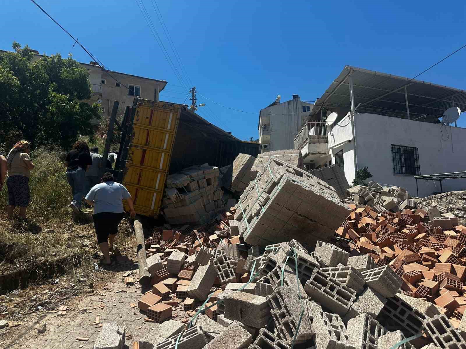 Tuğla yüklü kamyon devrildi: 1 yaralı yer Milas!