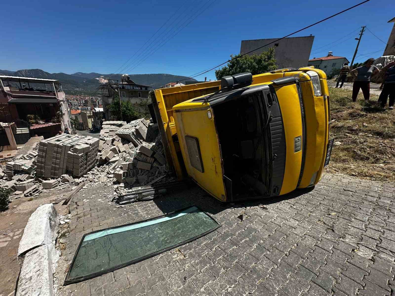 Milas’ta tuğla yüklü kamyon devrildi: 1 yaralı 
