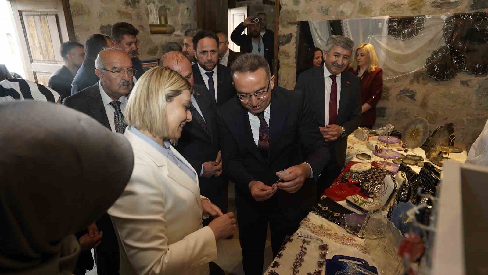 Atık malzemeler üniversite öğrencilerinin elinde sanata dönüştü 