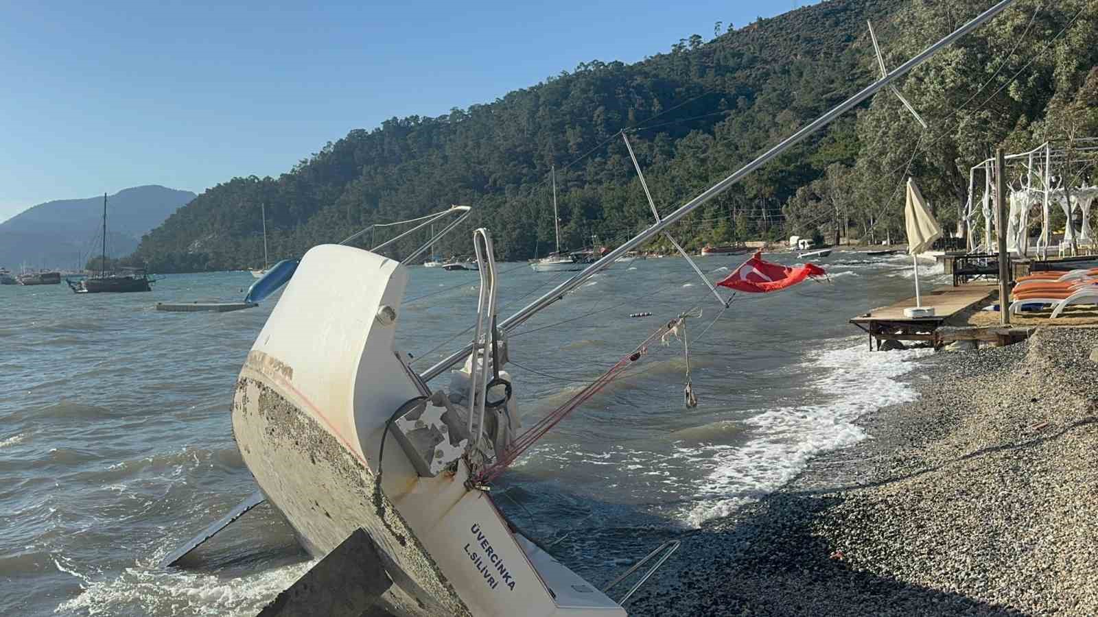 Marmaris’te şiddetli rüzgar tekneyi kıyıya sürükledi 