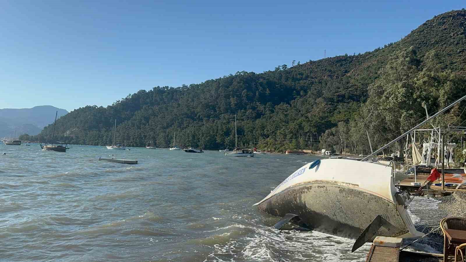 Marmaris’te şiddetli rüzgar tekneyi kıyıya sürükledi 