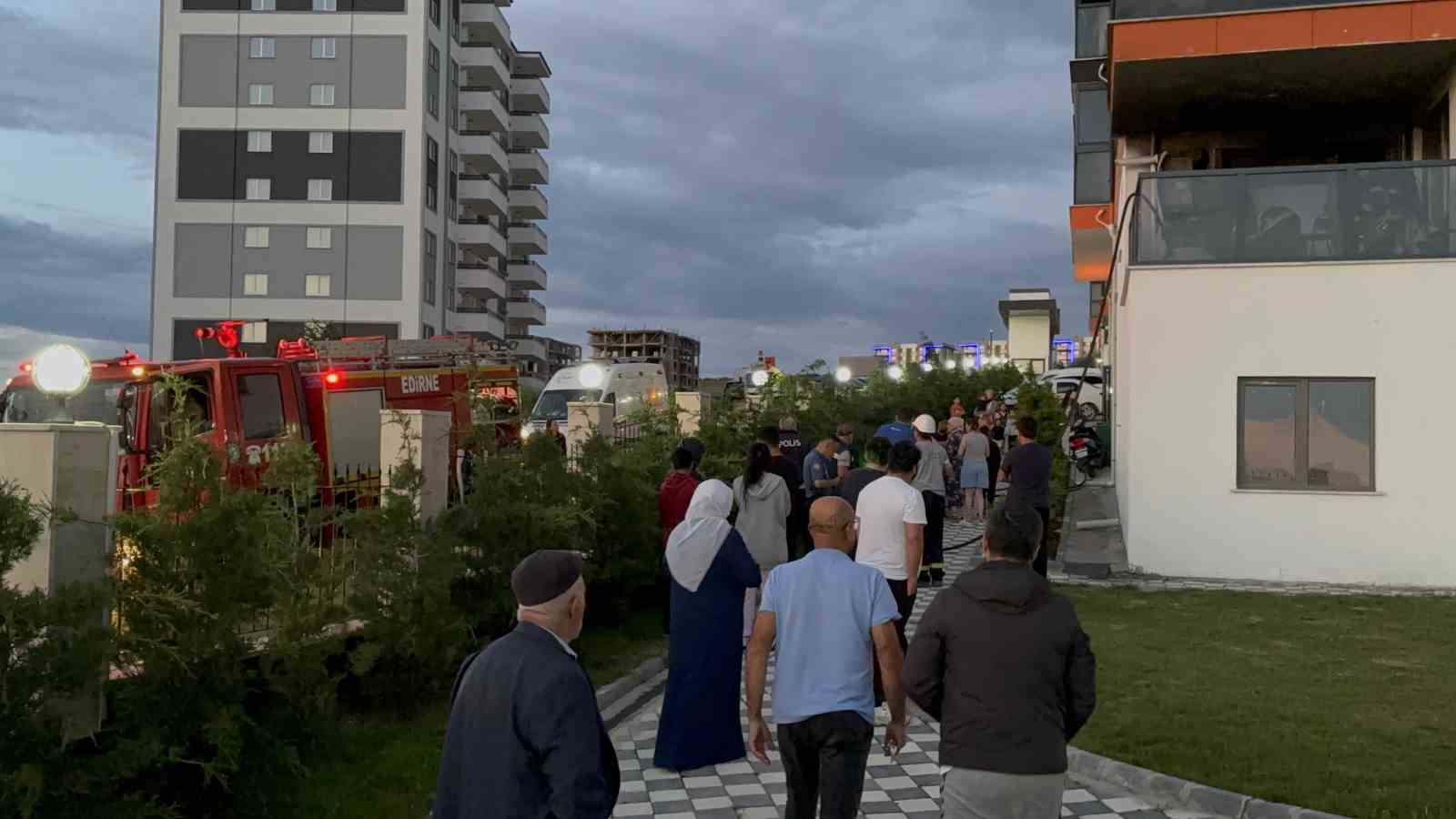 Balkonda çıkan yangın itfaiye ekipleri tarafından söndürüldü 