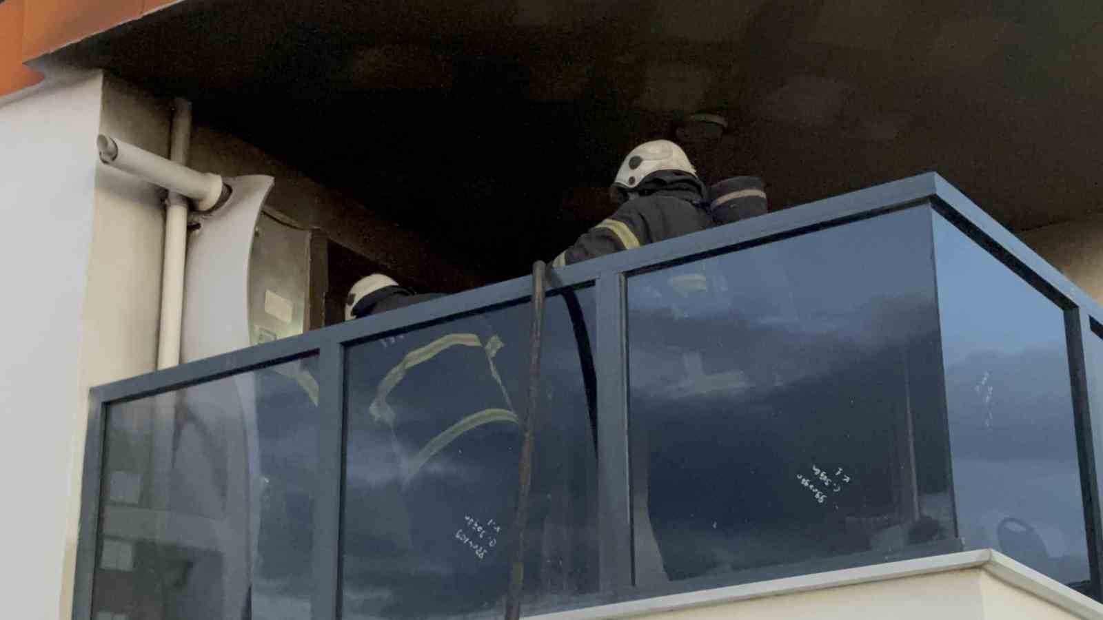 Balkonda çıkan yangın itfaiye ekipleri tarafından söndürüldü 