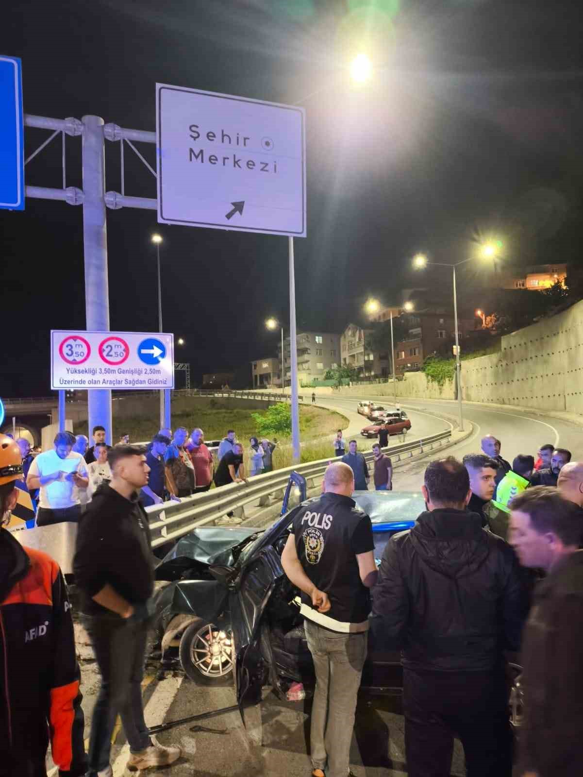 Zonguldak’ta kontrolden çıkan otomobil refüje çarptı: 4 yaralı 