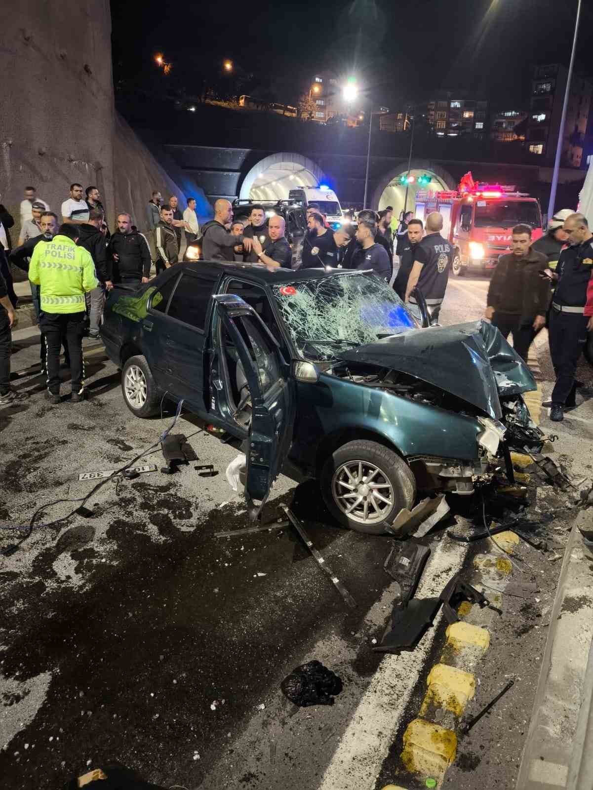 Zonguldak’ta kontrolden çıkan otomobil refüje çarptı: 4 yaralı 