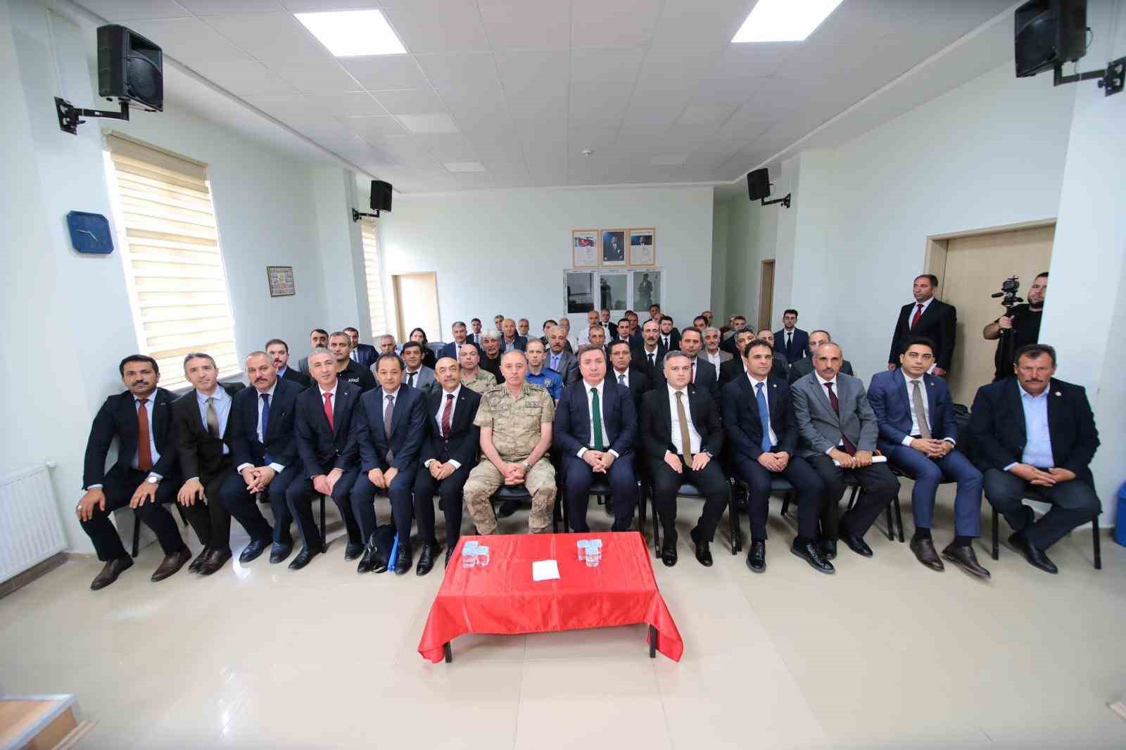 Otlukbeli’de muhtarlar toplantısı düzenlendi 