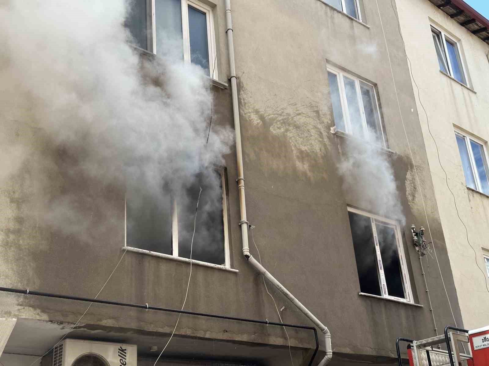 Konut yangını paniğe yol açtı 