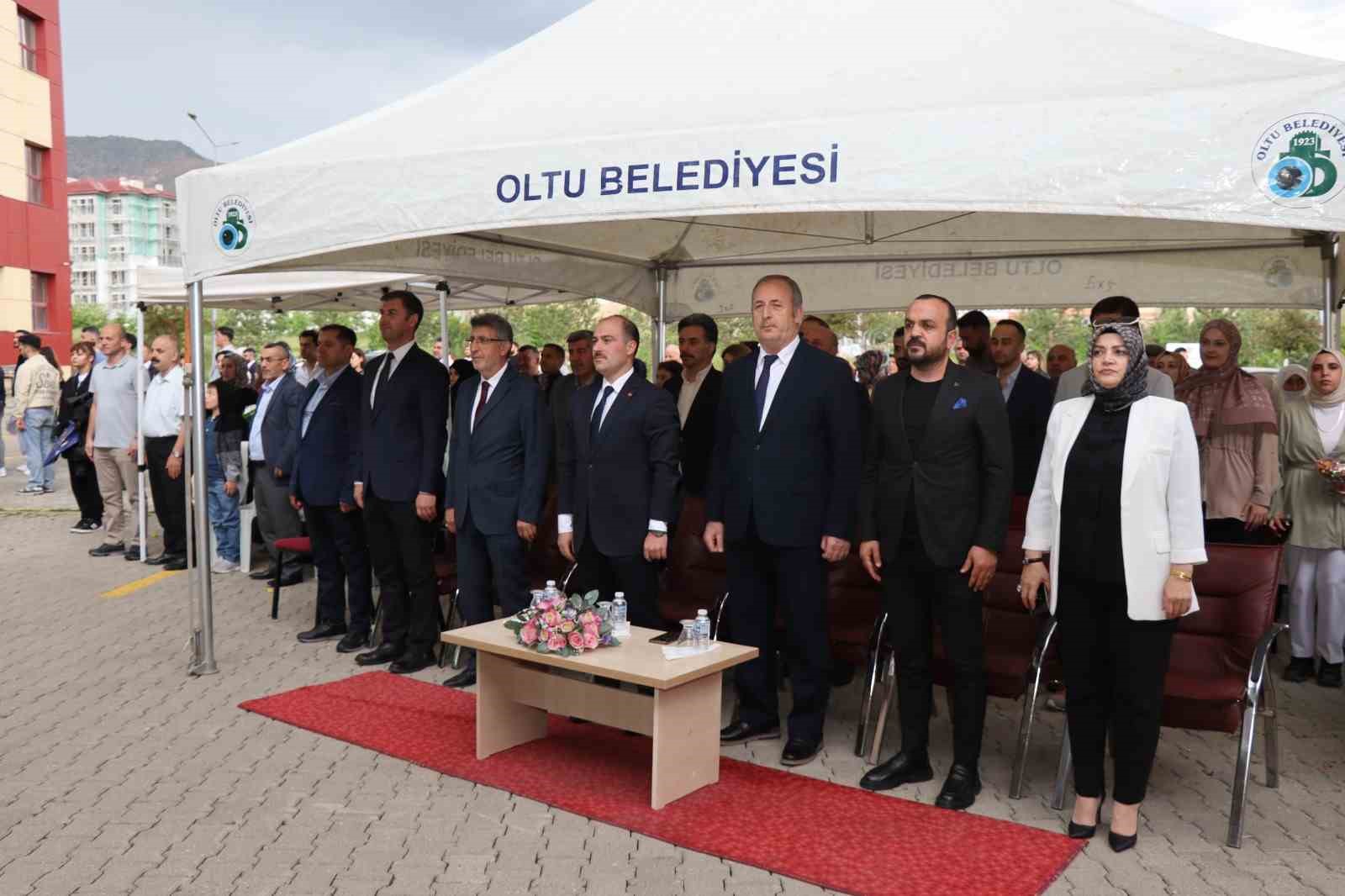 Oltu Beşeri ve Sosyal Bilimler Fakültesi’nde mezuniyet coşkusu 