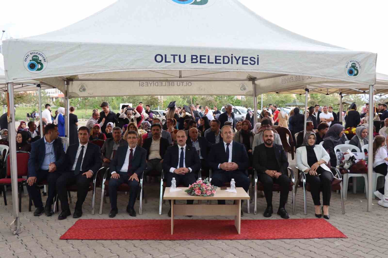 Oltu Beşeri ve Sosyal Bilimler Fakültesi’nde mezuniyet coşkusu 