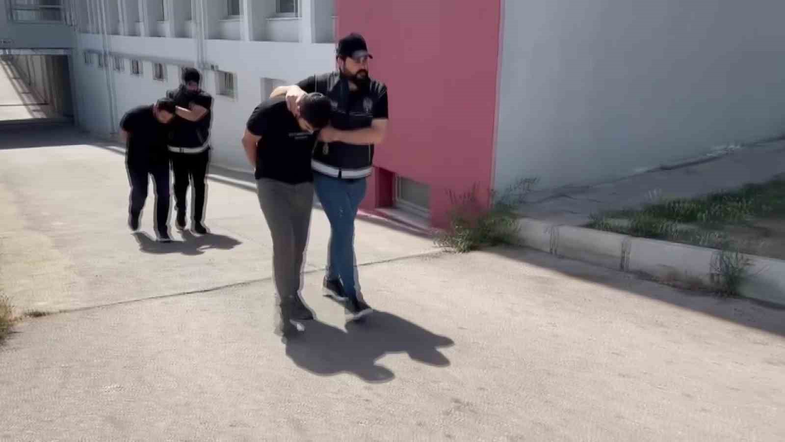 Adana’da EYP ile biri kalaşnikof 6 silah ele geçirildi: 2 tutuklama 