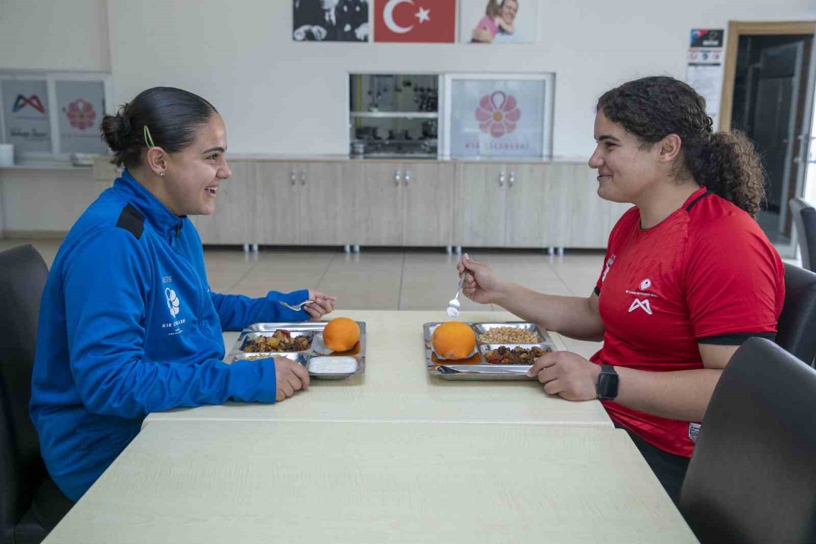 Mersin’de kız kardeşlerden spor başarısı 