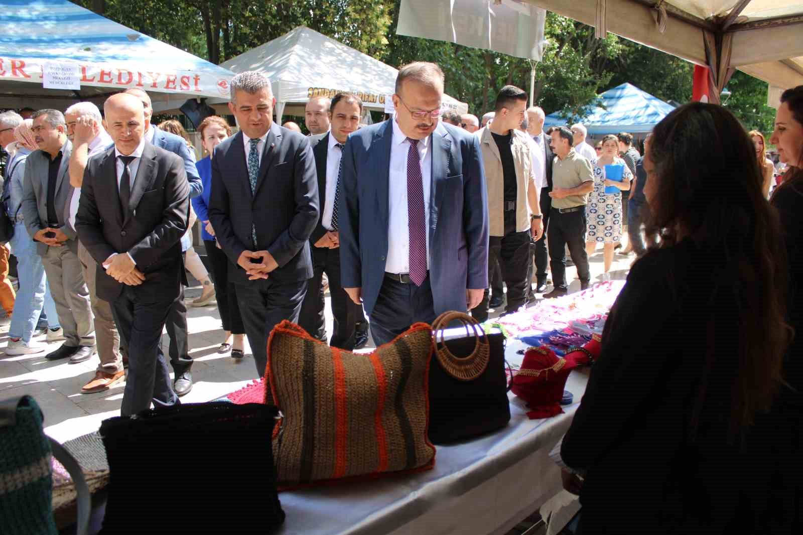 Aydınlı kursiyerler, el emeği ürünlerini görücüye çıkarttı 