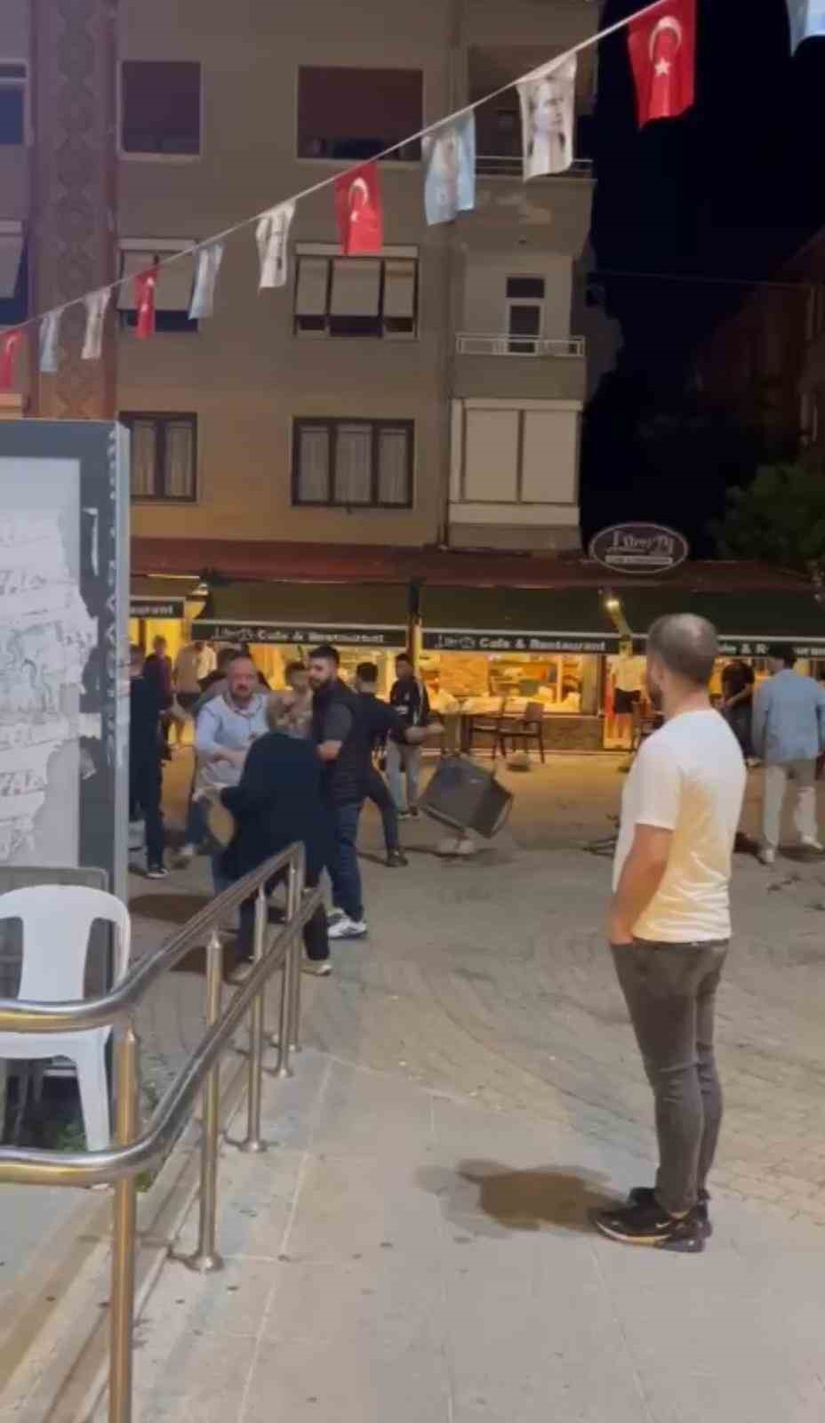 Maltepe’de iki grup arasında kavga: Sandalyeler havada uçuştu 