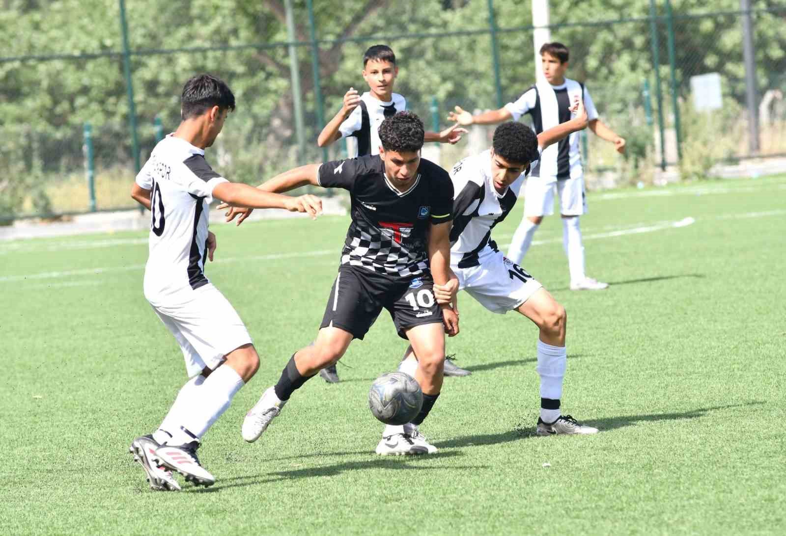 Yunusemre’nin U17’leri namağlup il şampiyonu oldu 