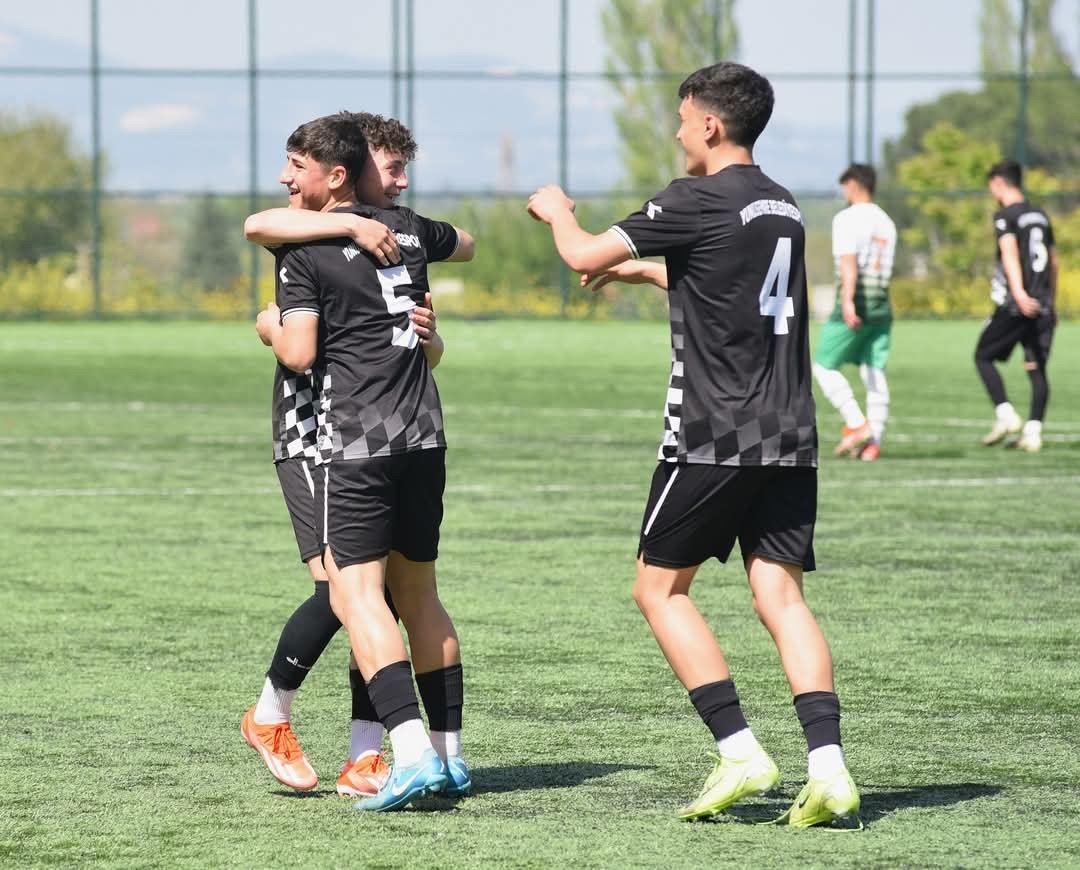 Yunusemre’nin U17’leri namağlup il şampiyonu oldu 