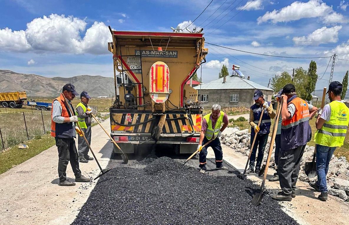 Van Büyükşehir Belediyesi kent merkezi ve kırsalda çalışmalarını sürdürüyor 