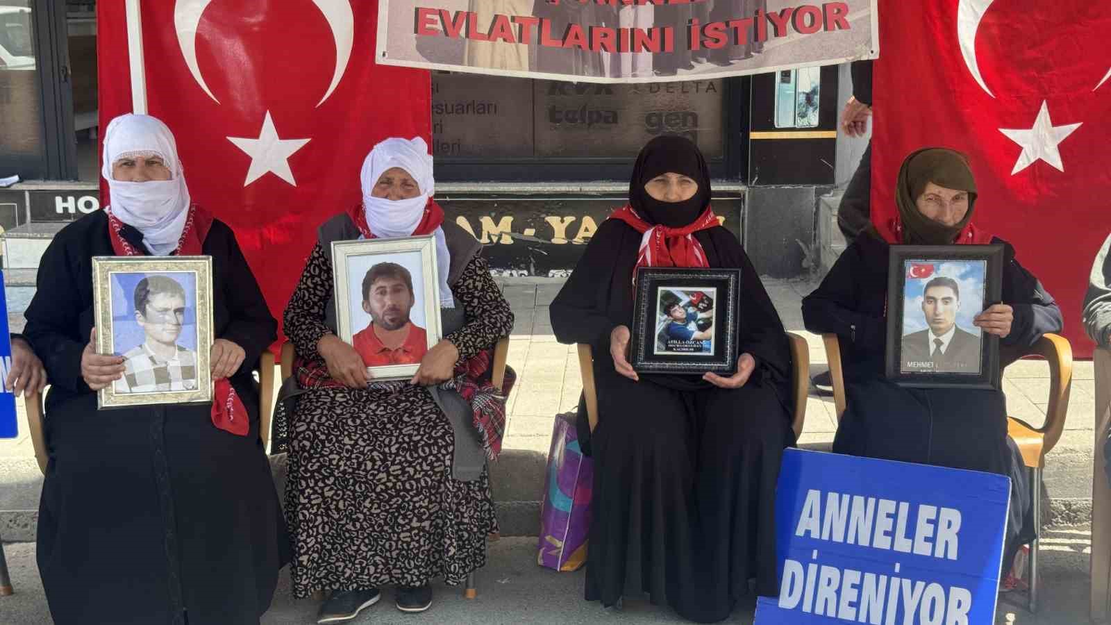 Muş’ta evlat nöbetini sürdüren aileler, terörsüz Türkiye sürecinden umutlu 