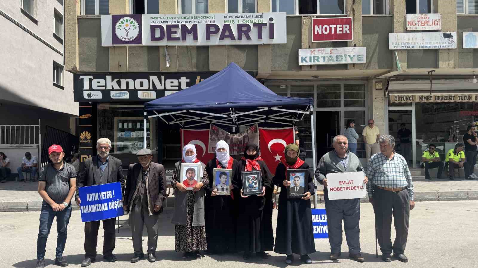 Muş’ta evlat nöbetini sürdüren aileler, terörsüz Türkiye sürecinden umutlu 
